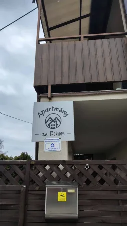 Cedule Apartmány za Rohom na fasádě budovy ubytování