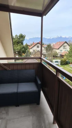 Krytý balkón s výhledem na horská panorama