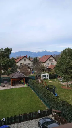 Pohled z balkonu na zahrady s výhledem na hory