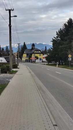 Klidná ulice pod Nízkými Tatrami