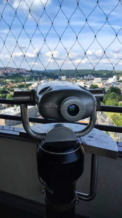 Turistický dalekohled na vyhlídkové plošině Baťova mrakodrapu s výhledem na Zlín