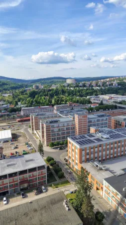 Panorama Zlína z vrcholu Baťova mrakodrapu s funkcionalistickými budovami areálu