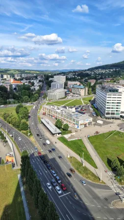 Letecký pohled z mrakodrapu na hlavní třídu Zlína s křižovatkami