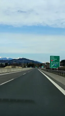 Dálniční značka směr Prešov a Poprad na cestě k zasněženým Vysokým Tatrám