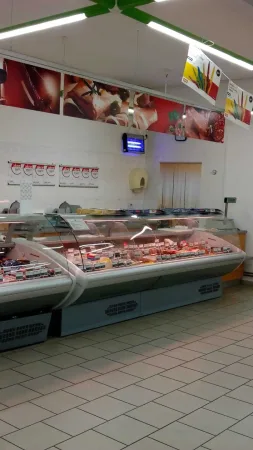 Chladicí pult s uzeninami a lahůdkami v prodejně potravin