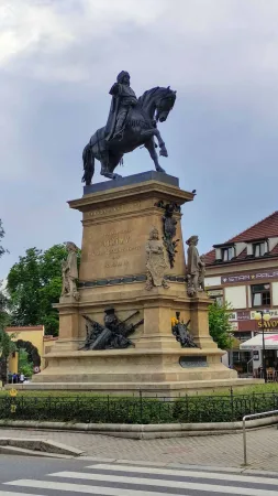 Jezdecká socha krále Jiřího z Poděbrad na kamenném podstavci na náměstí