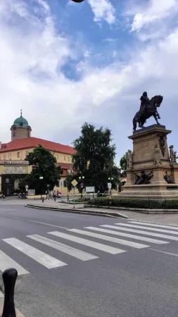 Jiřího náměstí v Poděbradech se sochou krále a věží zámku v pozadí