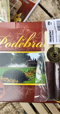 Krabice lázeňských oplatků a kakaové trubičky z Poděbrad na dřevěném stole