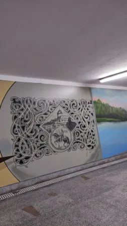 Ornamentální malba jezdce a zámku Poděbrady na stěně podchodu