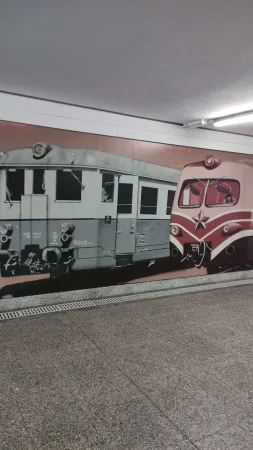 Malba historického vlaku v podchodu od nádraží v Poděbradech