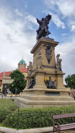 Podstavec jezdecké sochy krále Jiřího z Poděbrad s postavami a zbraněmi
