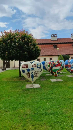 Srdce s vlajkami a symboly evropských zemí na zámeckém nádvoří v Poděbradech