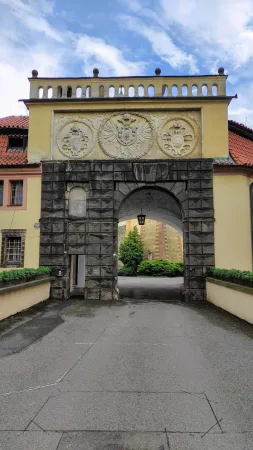 Vstupní brána zámku v Poděbradech s kamenným portálem a erby