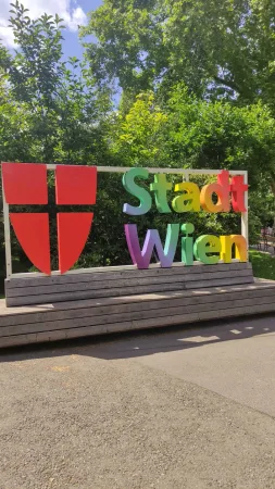 Barevná cedule s nápisem Stadt Wien v parku