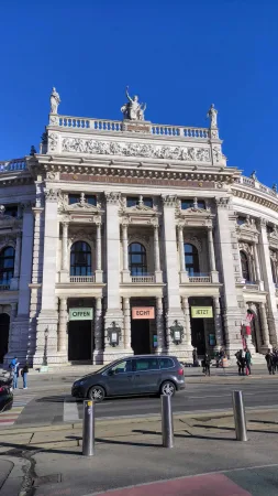 Klasicistní budova Burgtheater na vídeňské Ringstrasse