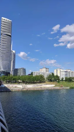 Mrakodrap DC Tower a park s promenádou podél Dunaje