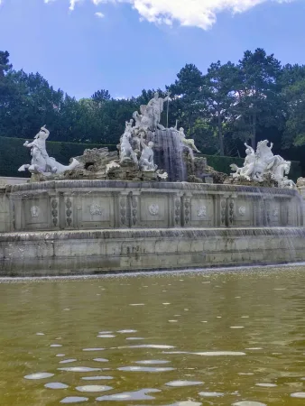 Detail sochařské výzdoby Neptunovy kašny v zahradách Schönbrunn