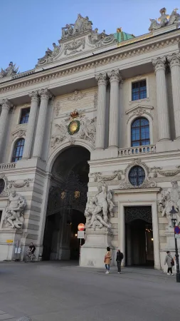 Barokní fasáda brány Michaelertor pohled z Michaelerplatz