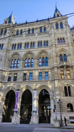 Gotická fasáda vídeňské radnice s uvítacím transparentem