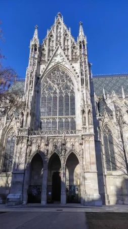 Detail gotické fasády kostela Votivkirche s růžicovým oknem