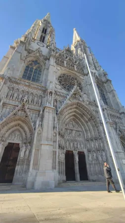 Zdobený gotický portál kostela Votivkirche s bohatou kamenickou výzdobou