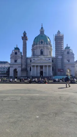 Barokní kostel Karlskirche ve Vídni s kupolí a sloupy před vchodem
