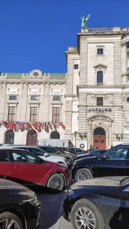 Nápis Hofburg Vienna nad vchodem do palácového komplexu