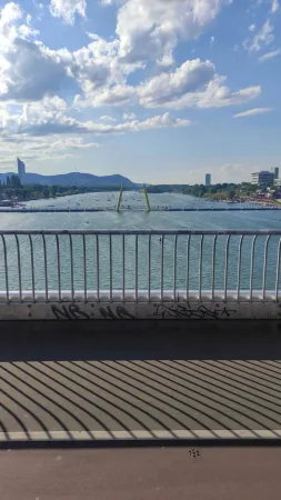 Pohled na Dunaj z mostu