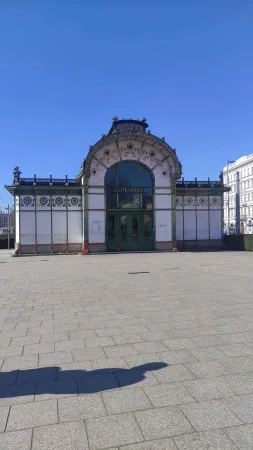 Secesní pavilon stanice Karlsplatz Stadtbahn od Otto Wagnera