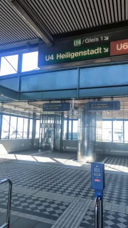 Interiér vídeňské stanice metra U4 Heiligenstadt s orientačními cedulemi