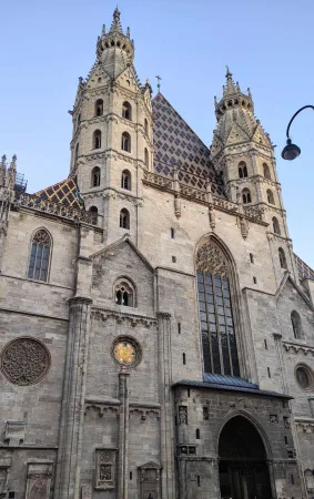 Katedrála Stephansdom s charakteristickou věží a taškovou střechou