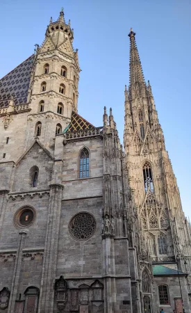 Detail vysoké gotické věže katedrály Stephansdom