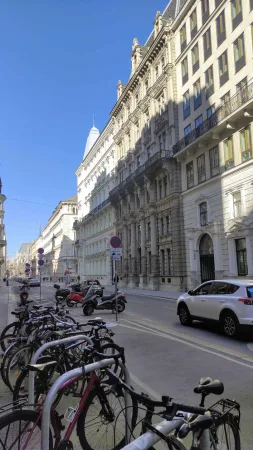Vídeňská ulice se zaparkovanými jízdními koly a auty