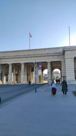 Vnější brána Hofburgu na Heldenplatz s nápisem Justitia Regnorum Fundamentum