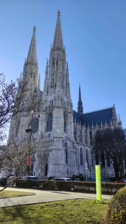 Novogotický kostel Votivkirche se dvěmi vysokými věžemi ve Vídni