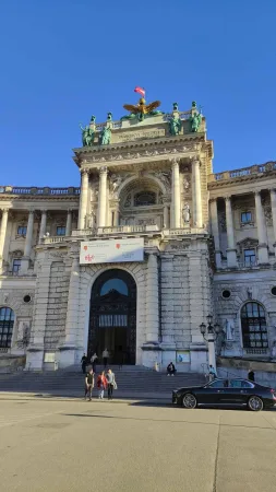 Vstupní portál Neue Burg zdobený sochami a erbem s orlicí