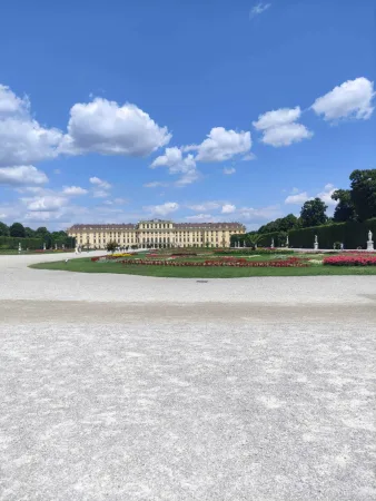 Celkový pohled na zámek Schönbrunn s barevnými záhony před fasádou