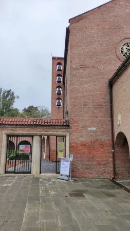 Cihlová věž se zvony a vstupní branou