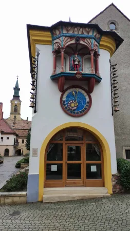 Věž székesfehérvárské radnice s barevným orlojem, zvonkohrou a soškou rytíře na balkonu