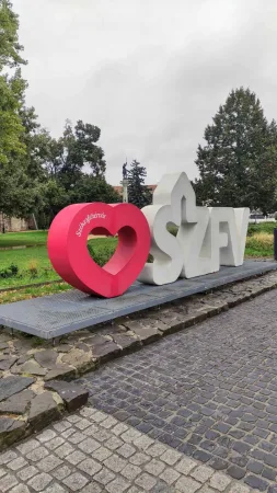 Červené srdce a nápis SZFV jako symbol města v parku