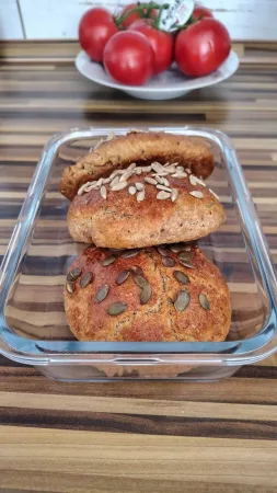 Upečené bulky naskládané ve skleněné dóze