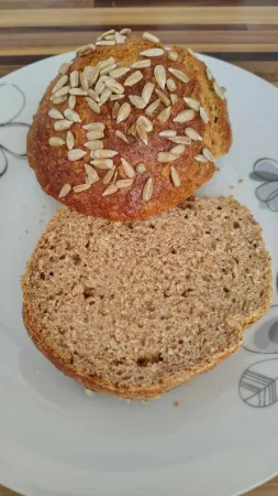 Rozkrojená bulka ukazující nadýchanou vnitřní strukturu těsta