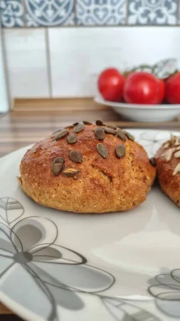 Upečená bulka s dýňovými semínky na talíři