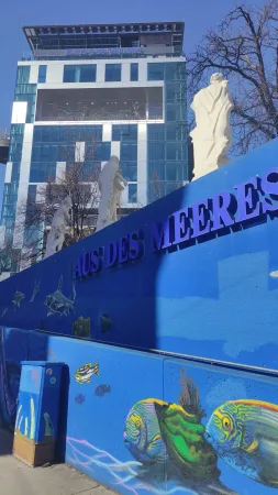 Fasáda vídeňského Haus des Meeres se sochami a barevnou malbou ryb