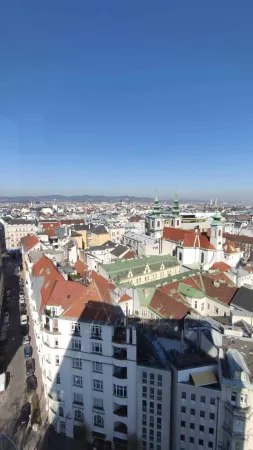 Panorama Vídně s kostelními věžemi a historickou zástavbou