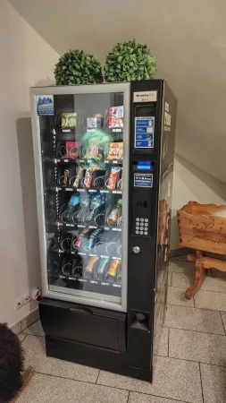 Automat s dobrotami a nápoji v chodbě hotelu Gorski