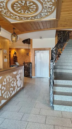 Zdobené foyer hotelu Gorski se schodištěm a výtahem