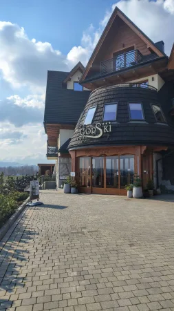 Hlavní vchod hotelu Gorski s logem