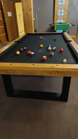 Kulečníkový stůl s koulemi v herně hotelu