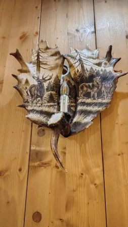 Dekorativní nástěnná lampa ze dřeva s vypalovanými motivy zvěře